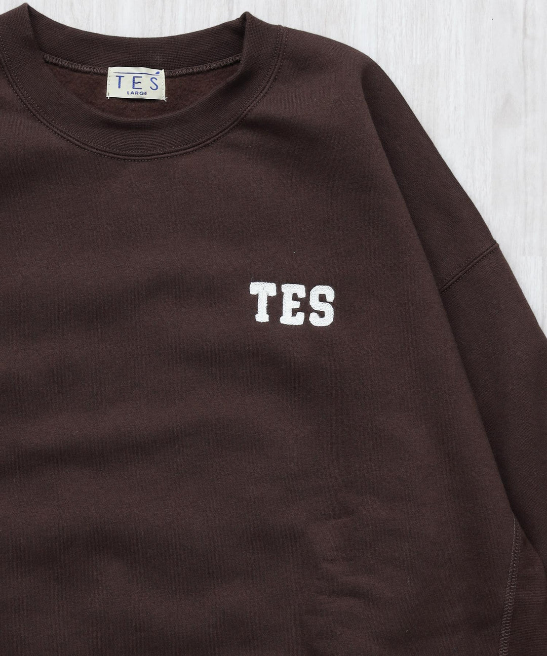 10月下旬お届け予定》TES GOOD TIMES DUCK&BUHI EMB BIG SWEAT