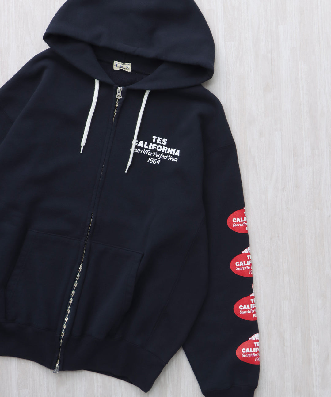1月中旬お届け予定》TES OVAL LOGO SWEAT ZIP PARKA / スウェット