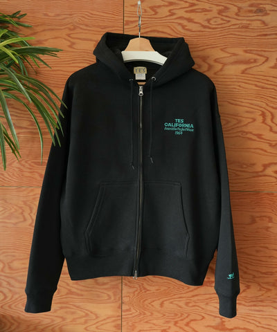 《11月中旬お届け予定》【WEB / FLAG SHOP限定】COLOR LOGO EMB MIDDLE WEIGHT ZIP PK / ショート丈ジップパーカー