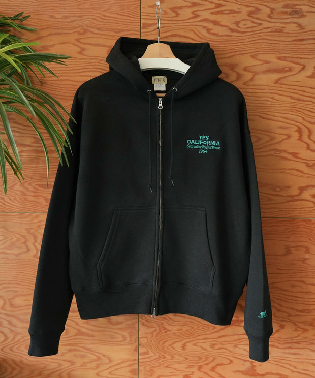 《11月中旬お届け予定》【WEB / FLAG SHOP限定】COLOR LOGO EMB MIDDLE WEIGHT ZIP PK / ショート丈ジップパーカー