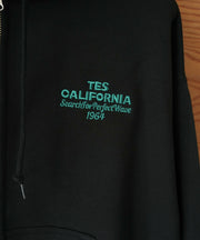 《11月中旬お届け予定》【WEB / FLAG SHOP限定】COLOR LOGO EMB MIDDLE WEIGHT ZIP PK / ショート丈ジップパーカー