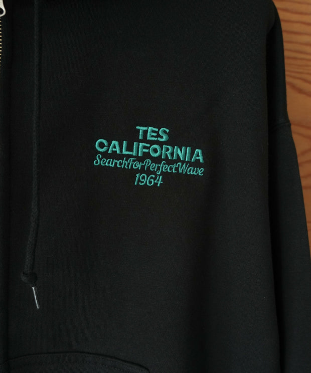 《11月中旬お届け予定》【WEB / FLAG SHOP限定】COLOR LOGO EMB MIDDLE WEIGHT ZIP PK / ショート丈ジップパーカー