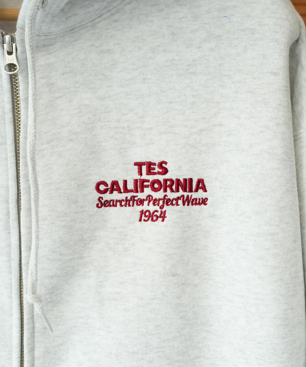 《11月中旬お届け予定》【WEB / FLAG SHOP限定】COLOR LOGO EMB MIDDLE WEIGHT ZIP PK / ショート丈ジップパーカー