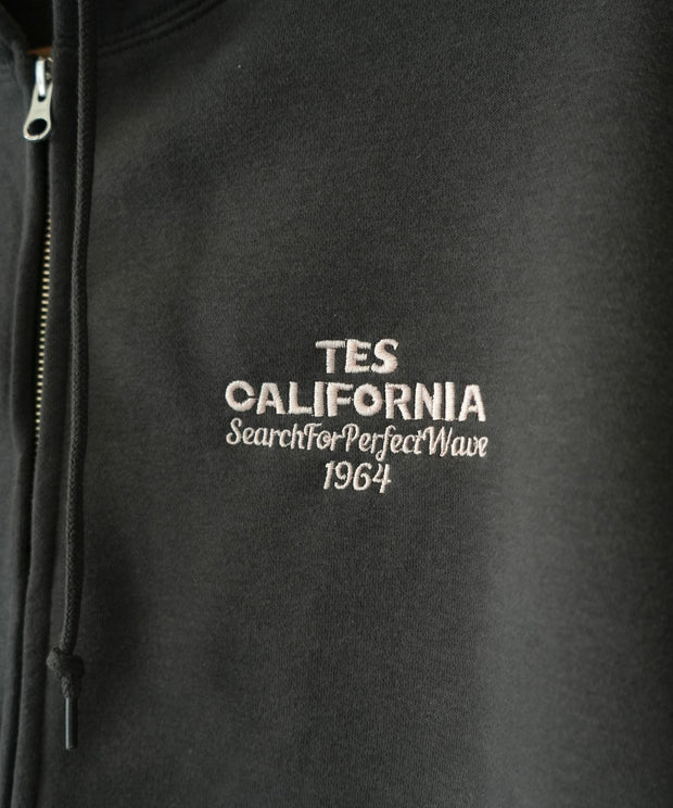 《11月中旬お届け予定》【WEB / FLAG SHOP限定】COLOR LOGO EMB MIDDLE WEIGHT ZIP PK / ショート丈ジップパーカー