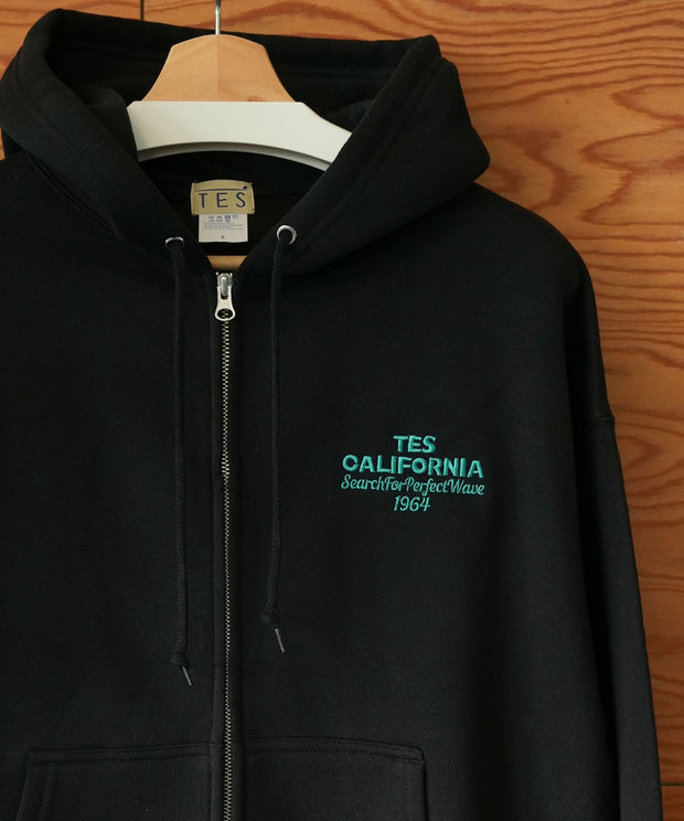 《11月中旬お届け予定》【WEB / FLAG SHOP限定】COLOR LOGO EMB MIDDLE WEIGHT ZIP PK / ショート丈ジップパーカー