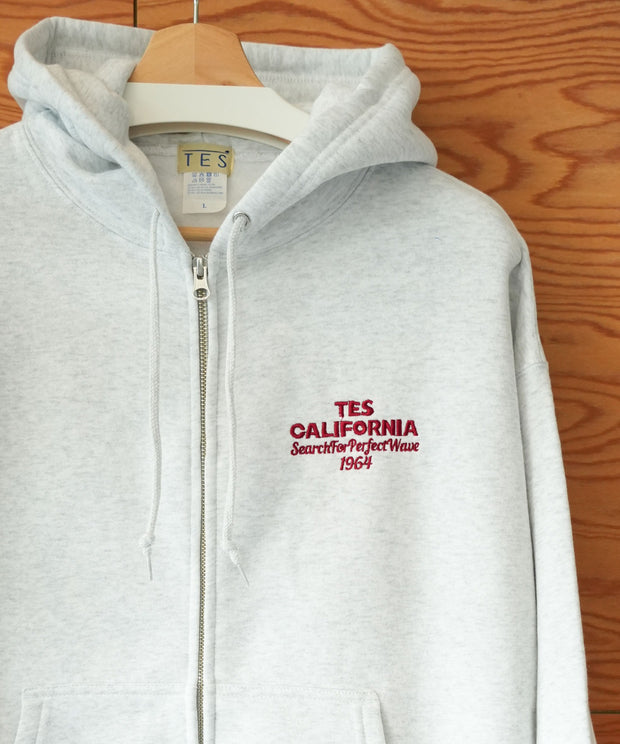 《11月中旬お届け予定》【WEB / FLAG SHOP限定】COLOR LOGO EMB MIDDLE WEIGHT ZIP PK / ショート丈ジップパーカー