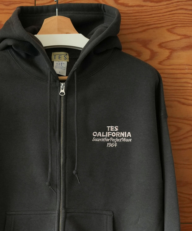 《11月中旬お届け予定》【WEB / FLAG SHOP限定】COLOR LOGO EMB MIDDLE WEIGHT ZIP PK / ショート丈ジップパーカー