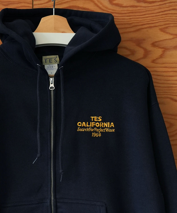 《11月中旬お届け予定》【WEB / FLAG SHOP限定】COLOR LOGO EMB MIDDLE WEIGHT ZIP PK / ショート丈ジップパーカー